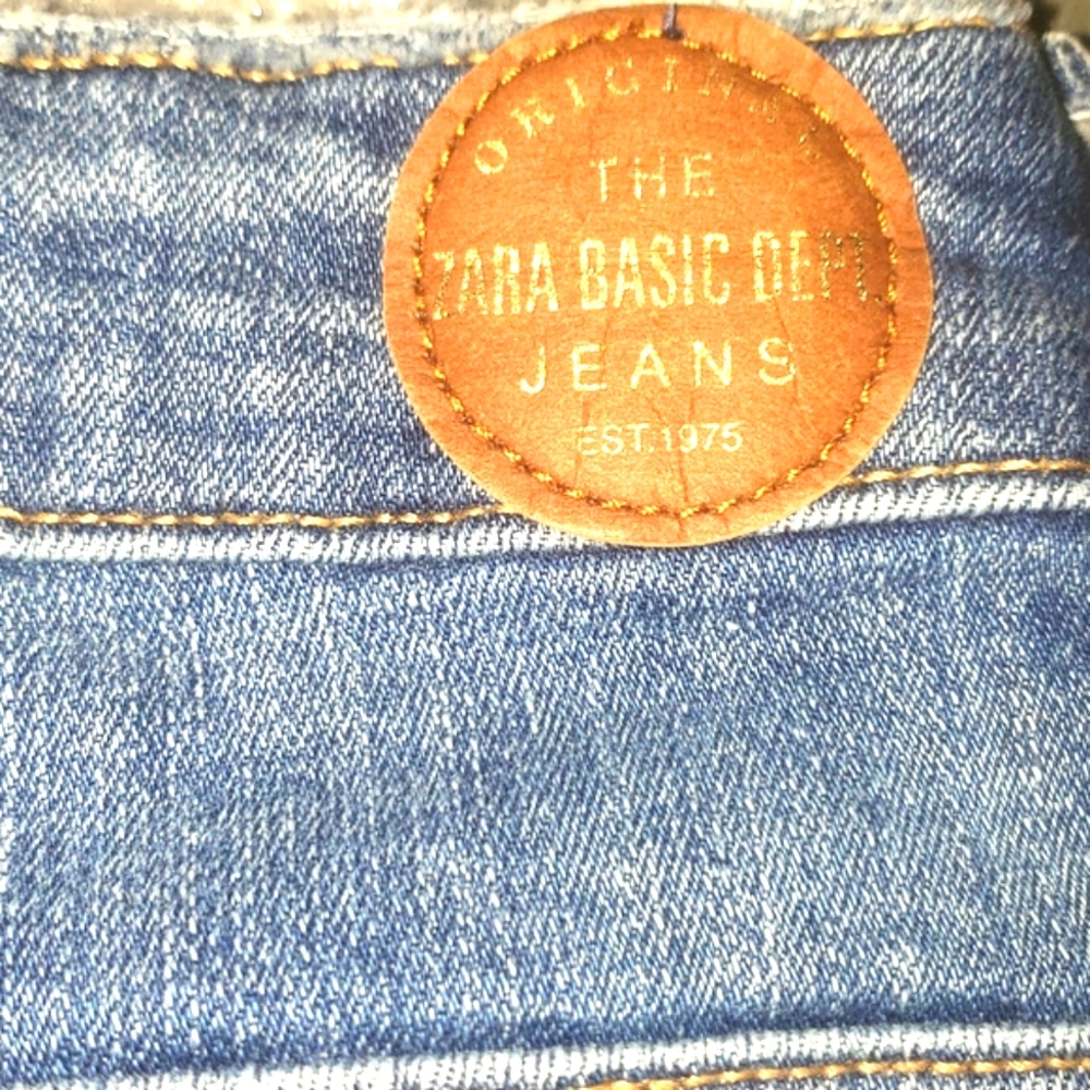 Zara Cropped Light Blue Jeans with Raw Hem - Picture 5 of 8